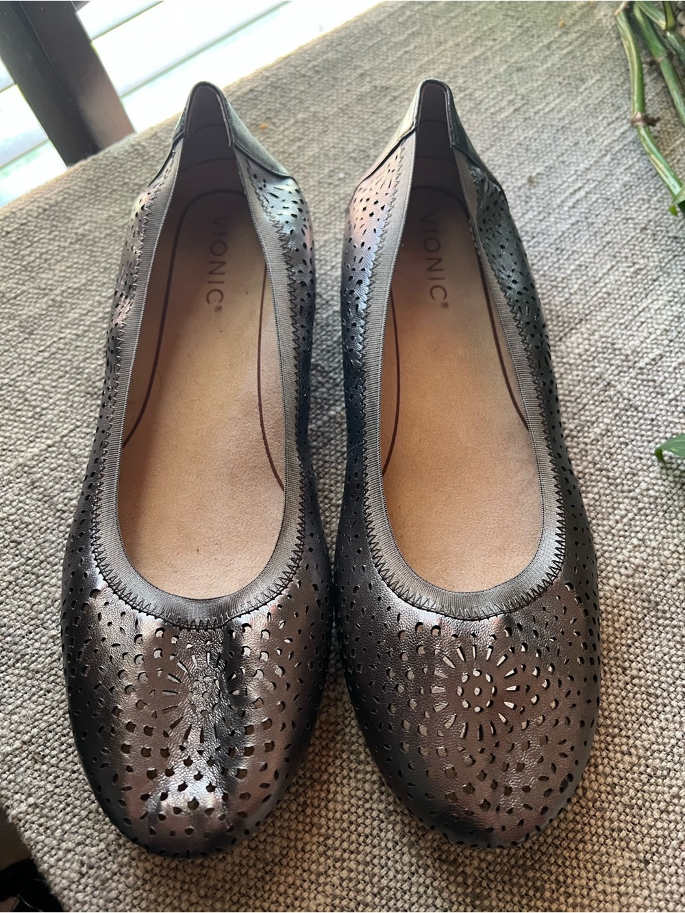 VIONIC  Robyn Pewter Perforated Metallic Leather Ballet Flats Women Sz 10